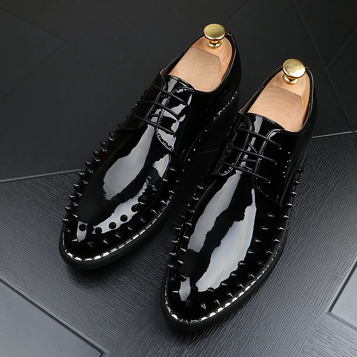 

Bright patent leather Rivet nightclub shoes Men's Pointed head shoes Fashion Business Men Casual Shoes Leather Soft Men's Retro