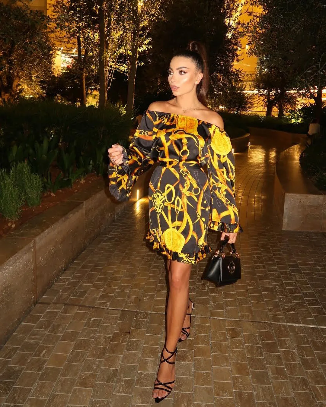 

This 2019 summer classic gold chain print one-word shoulder dress
