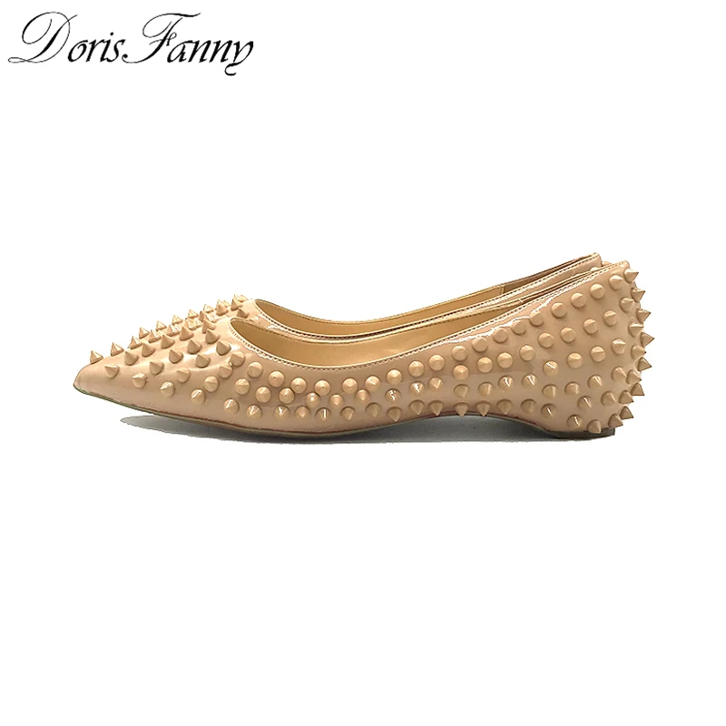 DorisFanny/женская повседневная обувь с острым носком и заклепками; Дизайнерская обувь на плоской подошве; Цвет телесный, черный; Летняя обувь; высокое качество;