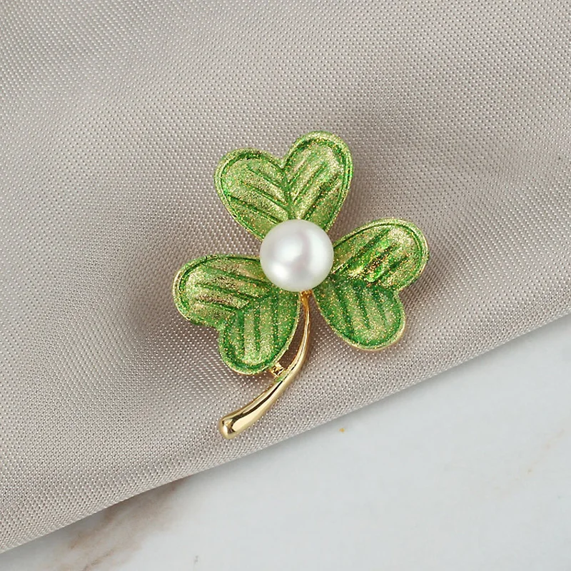 

Luxury Crystal Gold Clover Brooches Women Natural Pearl Rhinestone Brooch Pins Accessories Jewelry for Wedding Party Gifts