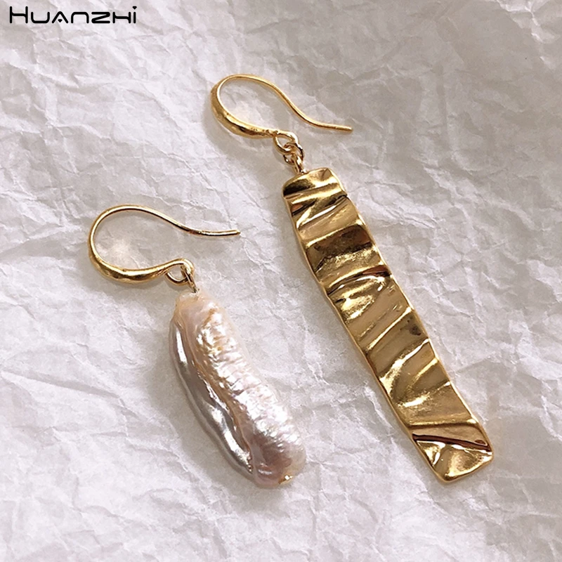 

HUANZHI 2019 New Korean Retro Natural Freshwater Pearl Asymmetry Long Metal Fold Earrings for Women Girl Party Jewelry Gift