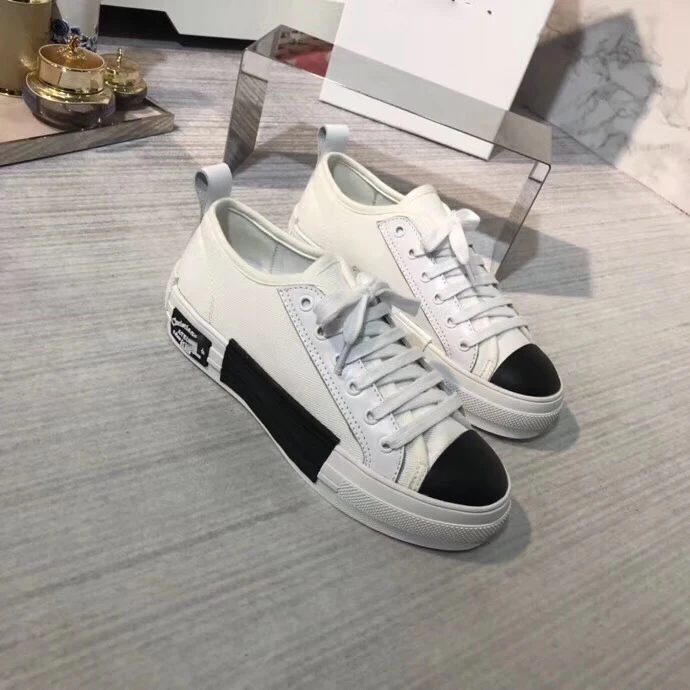 The latest explosion of robotic casual white shoes in spring and summer of 2019