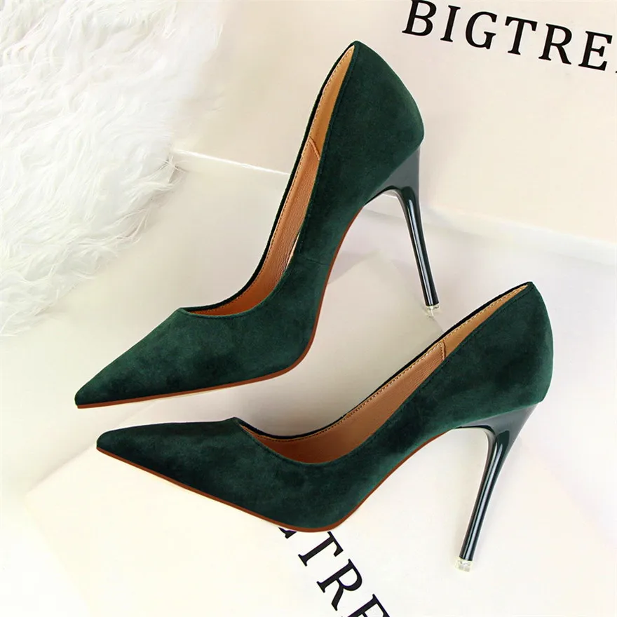 9 цветов; классические женские офисные туфли на низком каблуке; Новое поступление; выразительные однотонные женские туфли-лодочки из флока с острым носком - Цвет: Зеленый