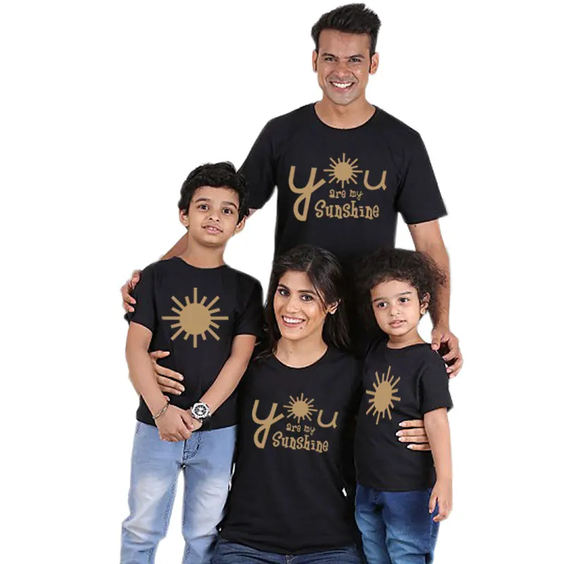 Семейная футболка с надписью «You are my sunshine» Одинаковая одежда для мамы, дочки, папы и сына белая мама и я, мама и ребенок, большие сестры, мама - Цвет: black