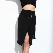 Также тонкий элегантный женский костюм с разрезом спереди черная юбка с запахом