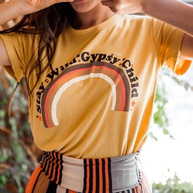 Женская летняя футболка с надписью «Stay Wild Gypsy Child», Радужный принт, круглый вырез, короткий рукав, повседневные женские топы, футболка