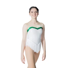 Белый гимнастический танцевальный костюм с юбкой-трико с кисточкой и кольцом из блесток и блестящим топом с сеткой телесного цвета