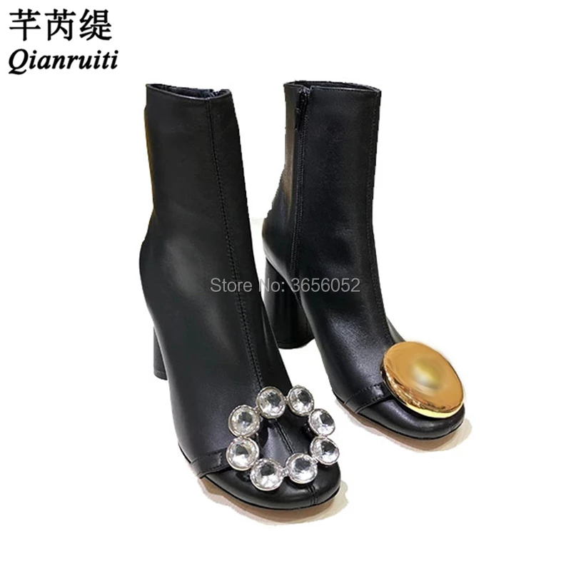 Qianruiti/популярная обувь для подиума; Асимметричные ботильоны с металлической пряжкой и кристаллами; женские ботильоны на высоком квадратном каблуке; сезон осень; черные кожаные ботинки; Botas Mujer