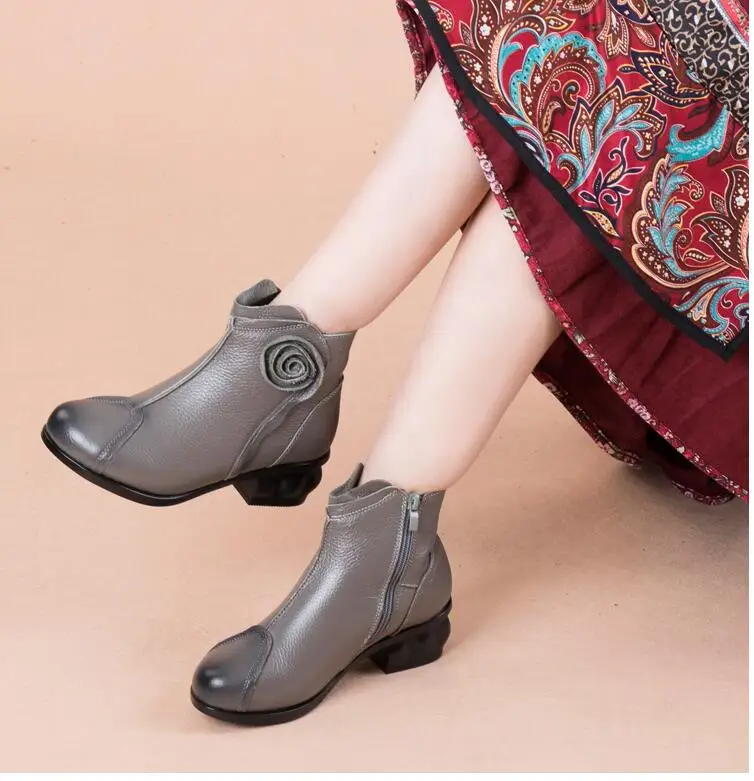 Новинка; модные женские ботинки из воловьей кожи; Зимние ботильоны в народном стиле для мам; женская обувь; женские ботинки из натуральной кожи с цветочным принтом