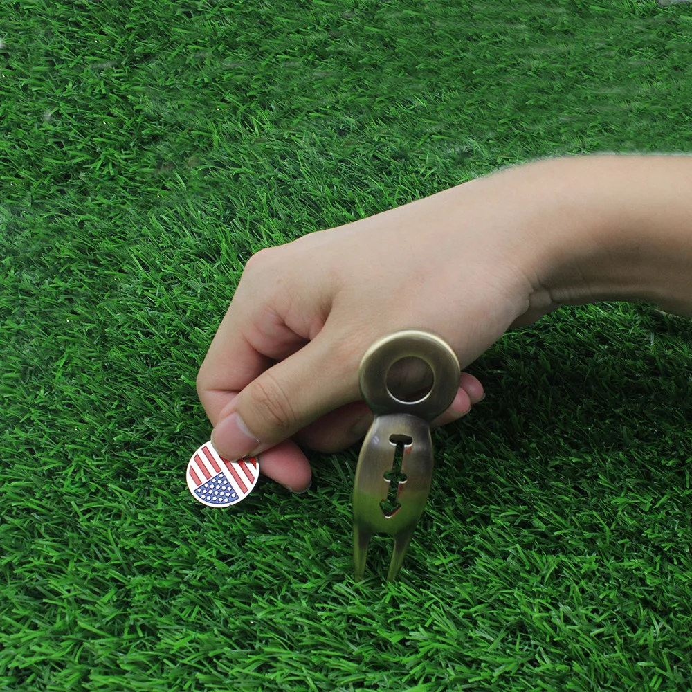 Гребень Гольф практичный Гольф Divot ремонт инструмент шаг вилы держатель мяча для гольфа флаг США BallMarker с маркером Гольф подарок комплект