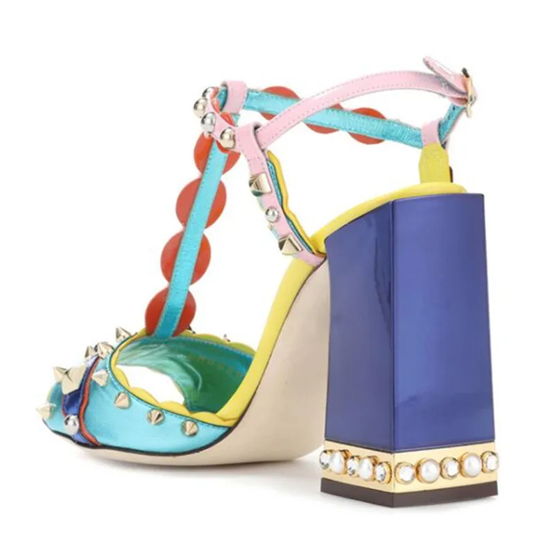 Новинка; брендовая роскошная дизайнерская женская обувь; Разноцветные босоножки с Т-образным ремешком и заклепками; удобные туфли-лодочки на не сужающемся книзу массивном каблуке; женская модная обувь