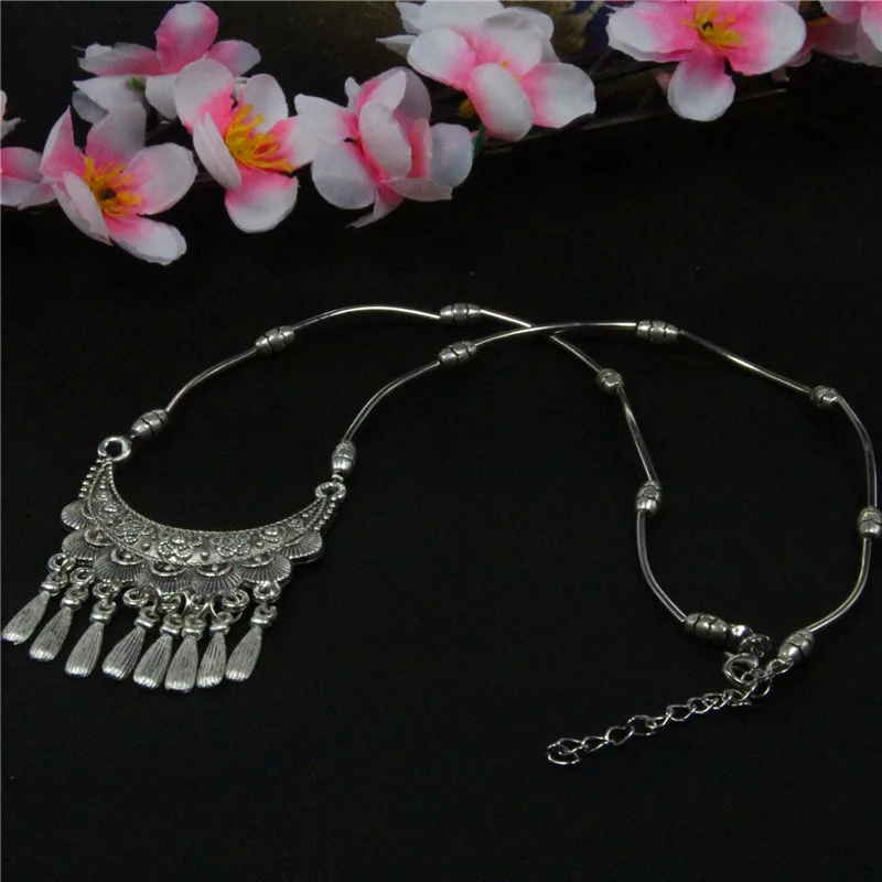 

Chinese Style Tibetan Silver Necklace Alloy Crescent Shape Auspicious Flowers Clavicle Chain Lobster Clasp Circumference 44 Cm