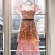 Новое поступление года; розовое платье с цветочным принтом