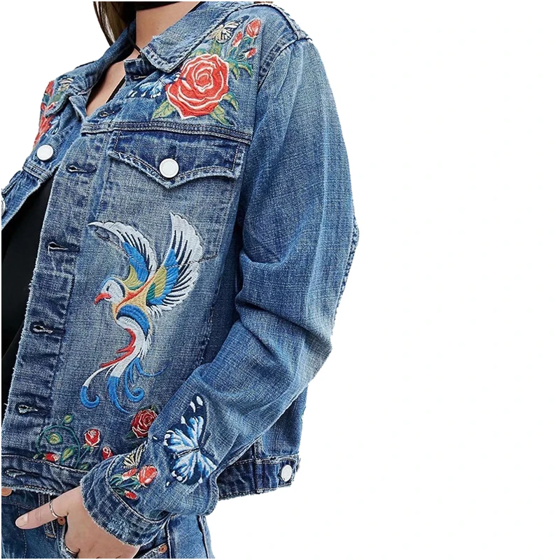 Вышивка на джинсовой одежде. Джинсы с вышивкой. Украшение джинсовки. Джинсовая куртка со стразами. Декорировать джинсовую куртку.