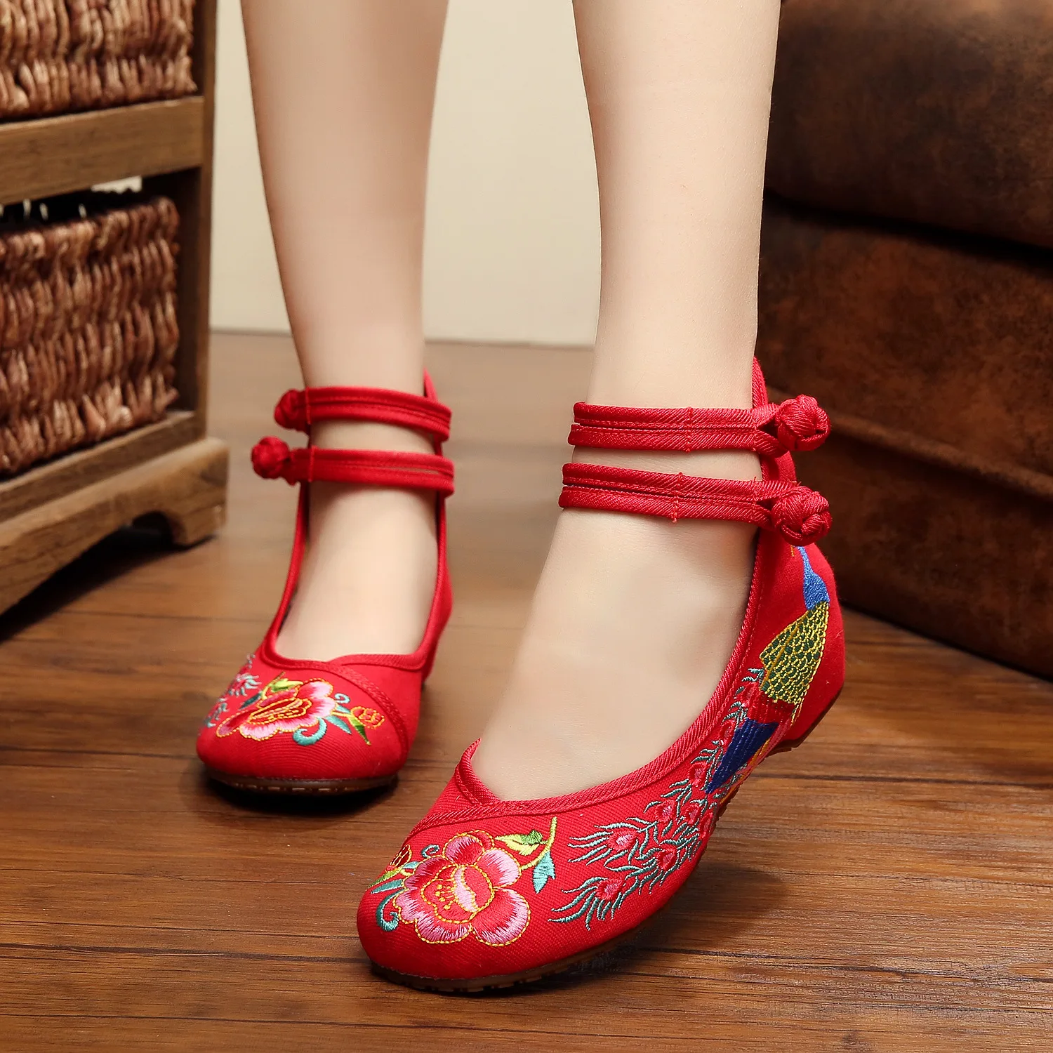 

Newest Style Old Peking Women's Shoes Chinese Flat Heel With Flower Embroidery Comfortable Soft Canvas Shoes SMYXHX-B0052