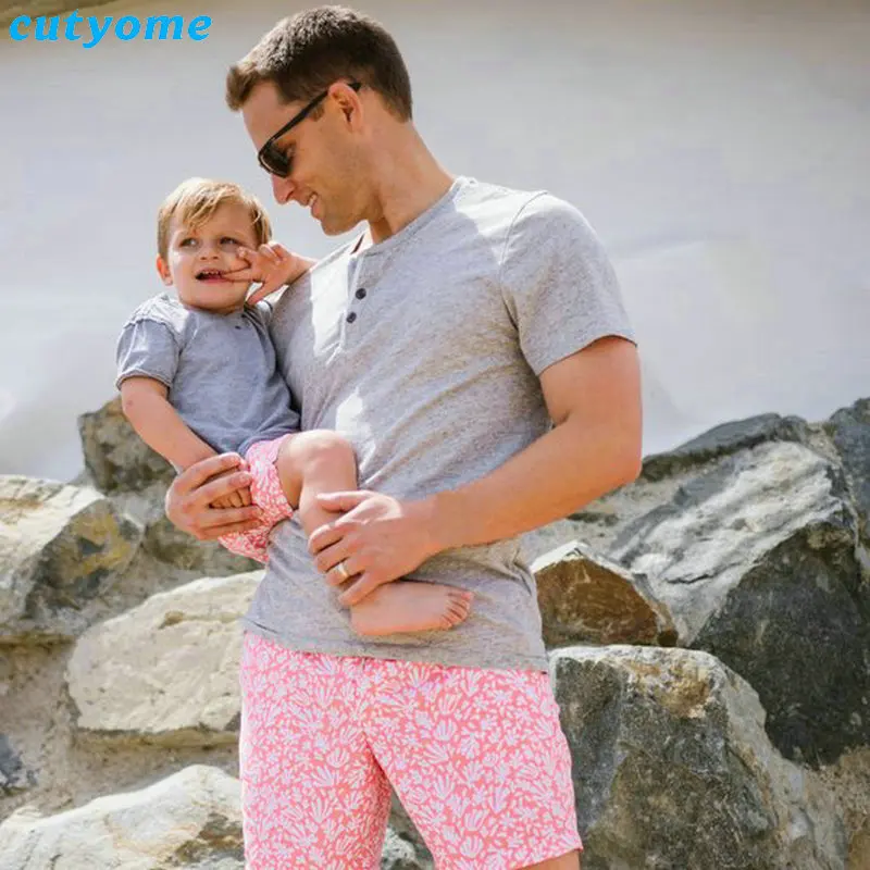 Купальный костюм для папы и сына пляжная одежда, одинаковые розовые мужские летние шорты для мальчиков с цветочным принтом г., повседневная одежда для купания купальный костюм