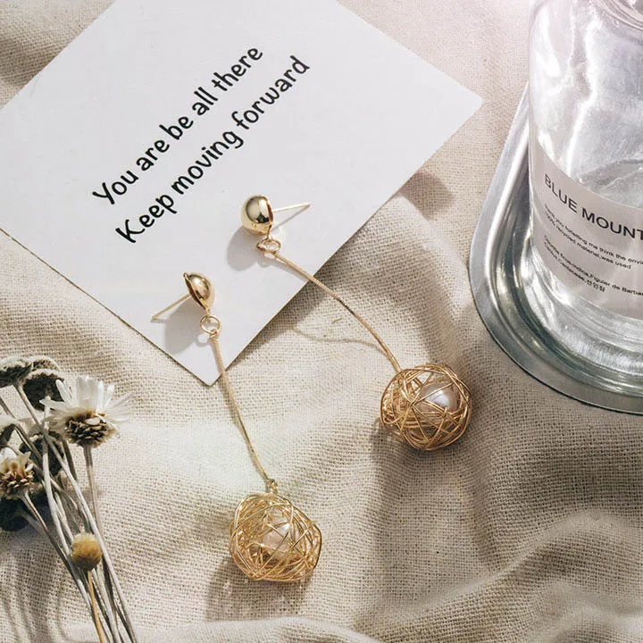 

2018 Korea Women's Fashion Long Statement Simulated-pearl Earrings Irregular Metal Hollow Ball Drop Earrings For Women Jewelry