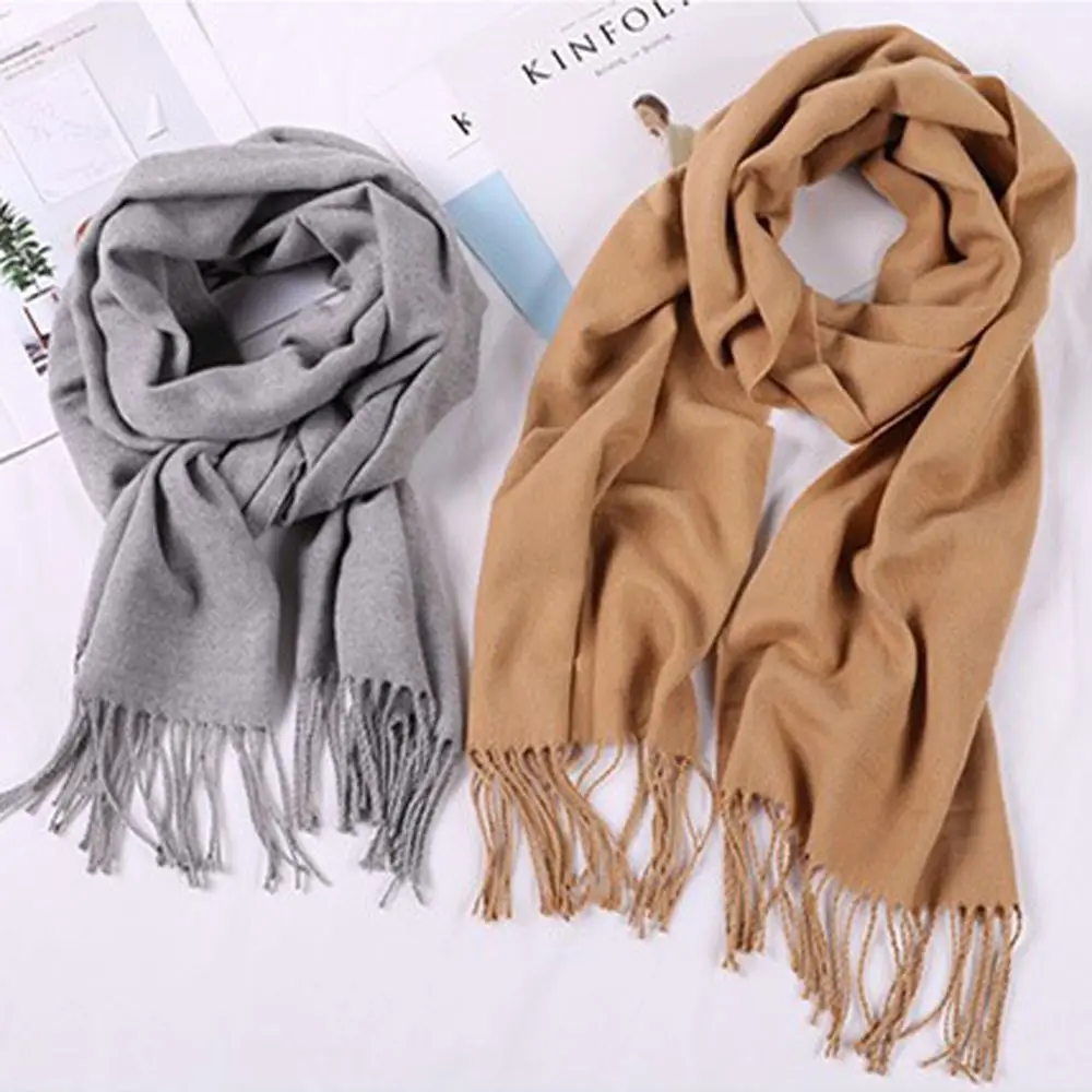 кисточки на шарфик. девушка в палантине. вязаный шарф с бахромой. палантин кисти. палантин с новогодним принтом.