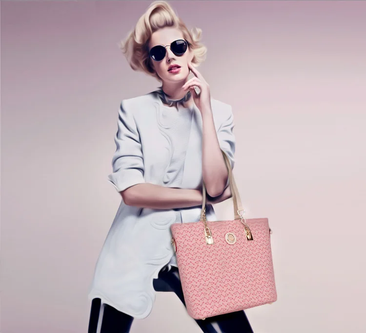 Dm Prime Fênix modelo com a bolsa rosa com detalhes dourado