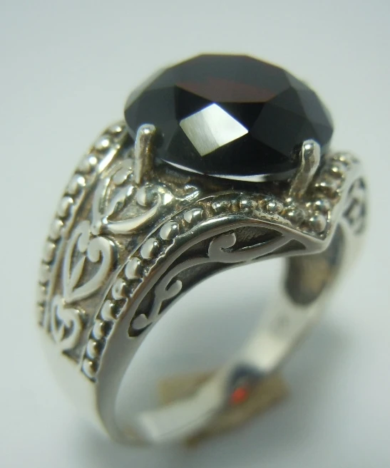 

Chinese court temperament The ancient silver pattern garnet The ancient silver ring