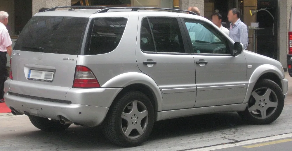 2001_Mercedes-Benz_ML_55_AMG_(W163)_(3844040002)_(cropped) 