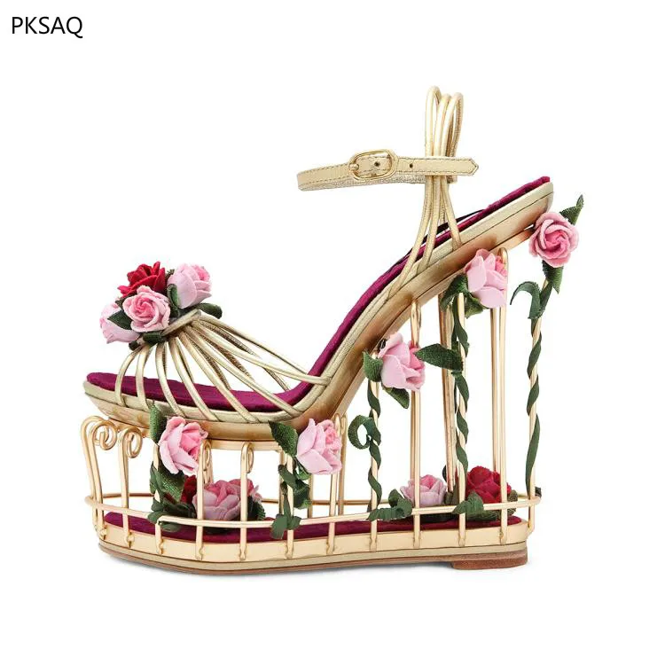 baratas Senhora Sapatos de Salto Super Alto Gaiolas de Pássaros Mulheres Sandálias de Flores Festa De Casamento Dourado Boate Cunhas Doces Sapatos À Prova D Água