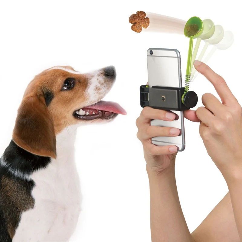 

New Pet Parade Pet-ture Perfect Pictures Treat Launcher Grabs Pet's Attention for Perfect Photo Fits all Smartphones