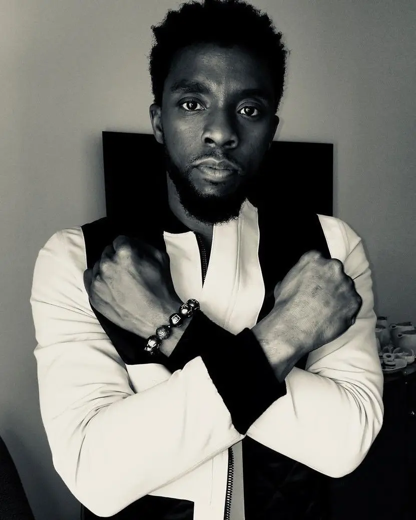 

Домашний декор Chadwick Boseman Американский актер 1-шелковый художественный плакат настенный мерцающий декоративный подарок