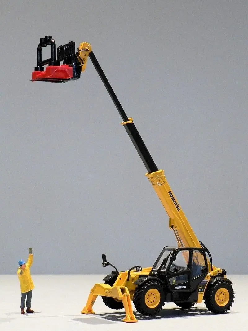 UH8002 1:50 Комацу WH613 TELEHANDLER с вилками литой игрушечной моделью для украшения