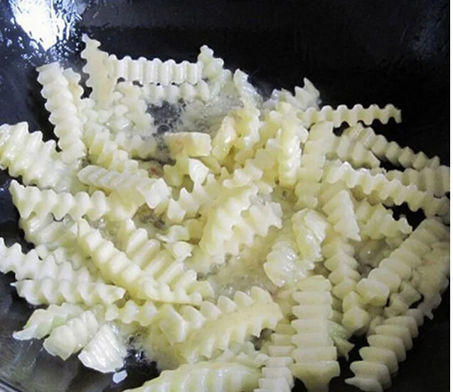 HMROVOOM Stainless steel potato wave knife potato chip cut flower knife creative corrugated kitchen tool