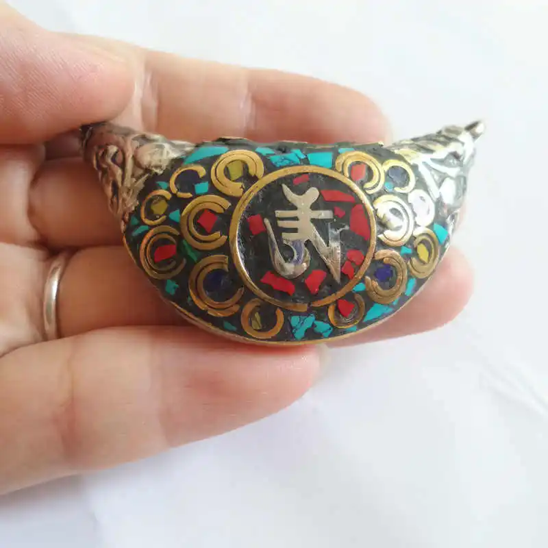 

TBP735 Tibetan OM Amulet Pendants Nepal Naga Conch Shell inlaid colorful Stone