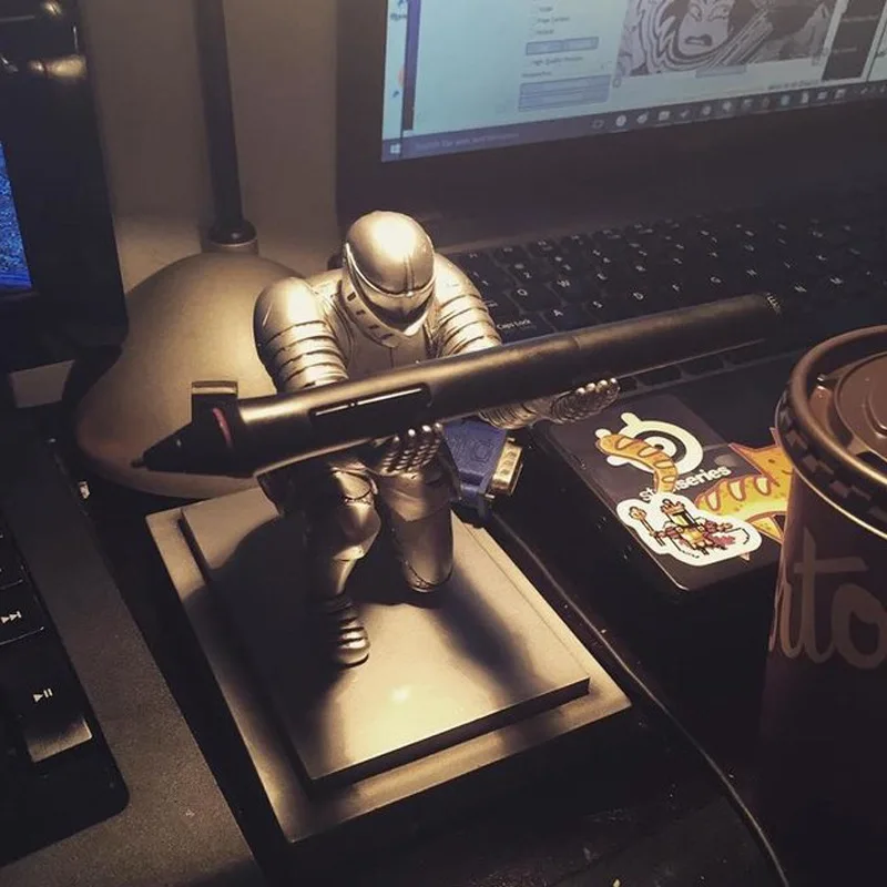 Творческий подарок парню, статуя Исполнительный защита с рыцарем Hero ручка органайзер для стола украшения подарок статуя инженера дома деко
