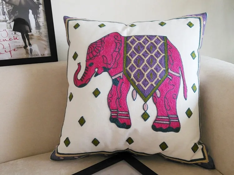 Housse de coussin canapé brodée