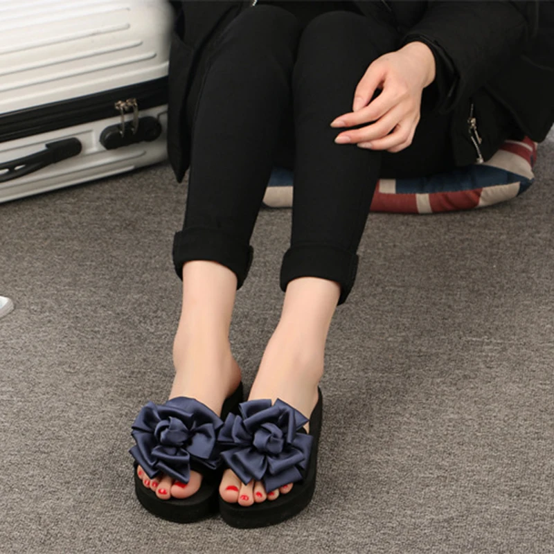 Летние женские тапочки с принтом «бабочка»; женская пляжная обувь с цветами; женские сандалии на толстой подошве; нескользящие женские шлепанцы на танкетке