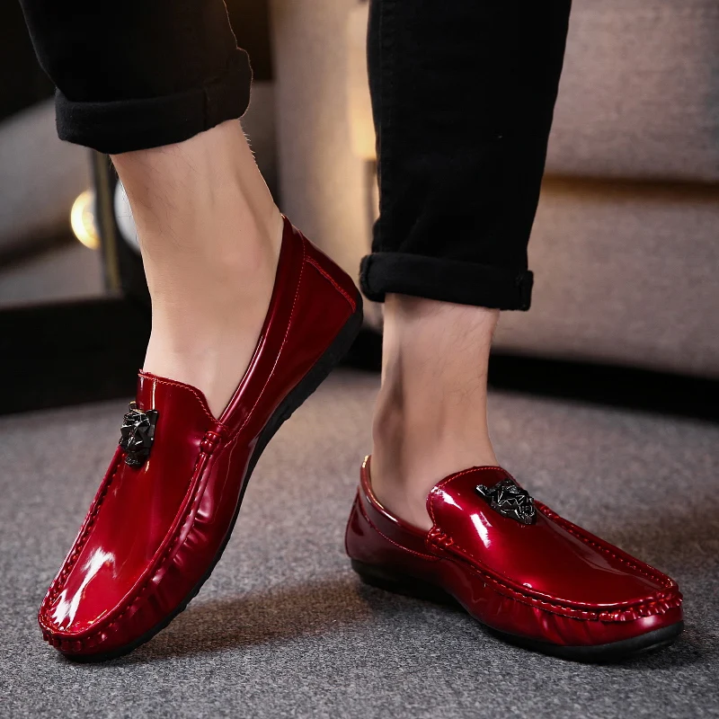 Тренд года; мужская повседневная обувь для молодых людей; красные, черные лакированные кожаные туфли; Мужская обувь без застежки; фирменный дизайн; модные мужские лоферы