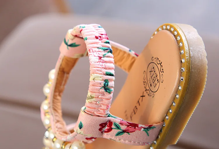Летний стиль сандалии для девочек Украшенные жемчугом детская Дети пляжные шлепанцы для девочек с милым бантом Девушки Принцесса обувь От