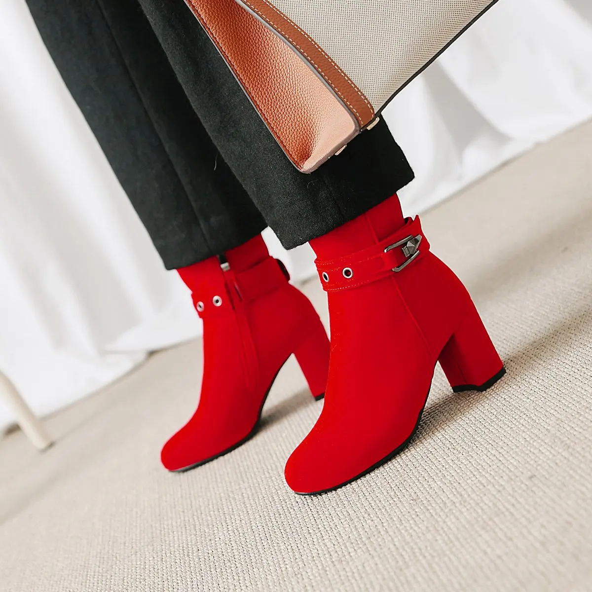 Зимние Модные женские ботинки г. матовые бархатные красные полусапожки с ремешком и пряжкой женские ботинки на высоком квадратном каблуке с круглым носком