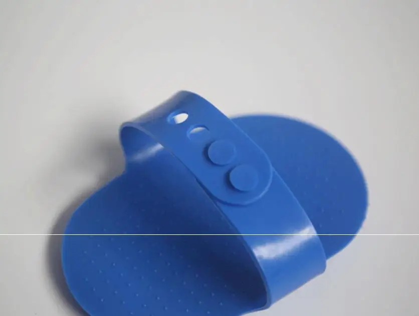 Pet dog bathing brush, Teddy golden cat kitten bathing device, massage gloves, brush, beauty and cleaning products.