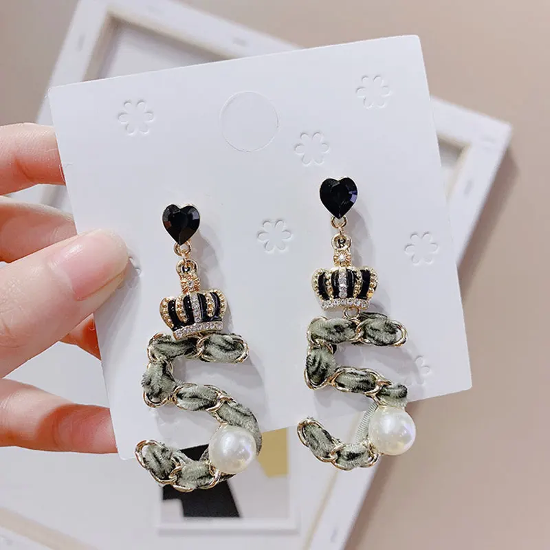 

Simple Handmade Number 5 Perfume Bottle Earrings Luxury Temperament Woman Love Pearl Crown Letter 5 Earring Festival Party