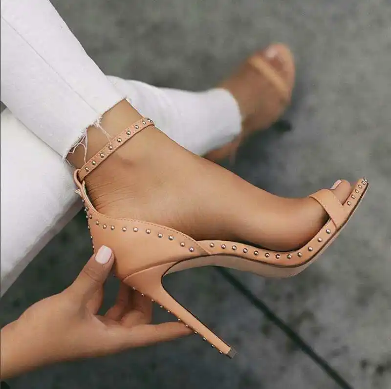 2019 أحذية نسائية المشاهير ارتداء أسلوب بسيط المسامير Strappy و مشبك الصنادل عالية الكعب أحذية امرأة الكعب العالي 35-42