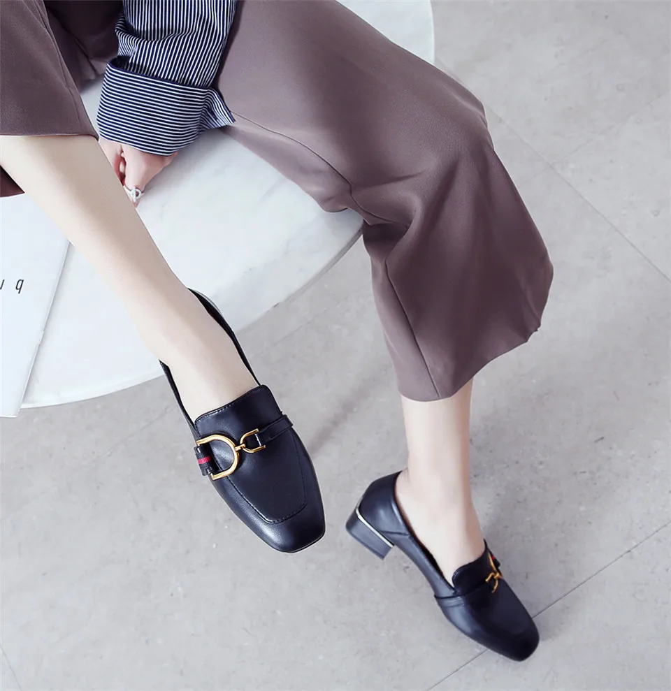 Женские лоферы в британском стиле; черные туфли-лодочки из искусственной кожи с квадратным носком и металлическими цепочками на среднем каблуке; винтажные повседневные женские оксфорды без застежки