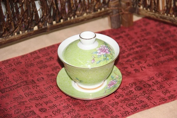 Хорошая китайская гайвань для церемонии кунг-фу ча с украшением поверх глазури в виде рисунка: цветы на зелёном фоне