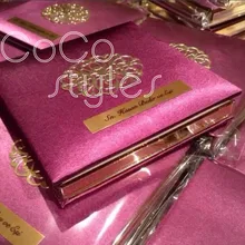 Cocostyles Пользовательские Роскошные 3D шелковые коробки пригласительные карты с акриловое зеркало золотистого цвета и лазерная резка металла логотип для индийской свадьбы