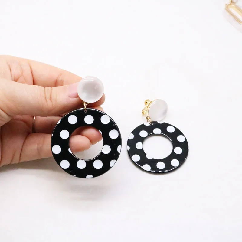 

Free Shipping Black And White Dot Round Resin Clip Earrin