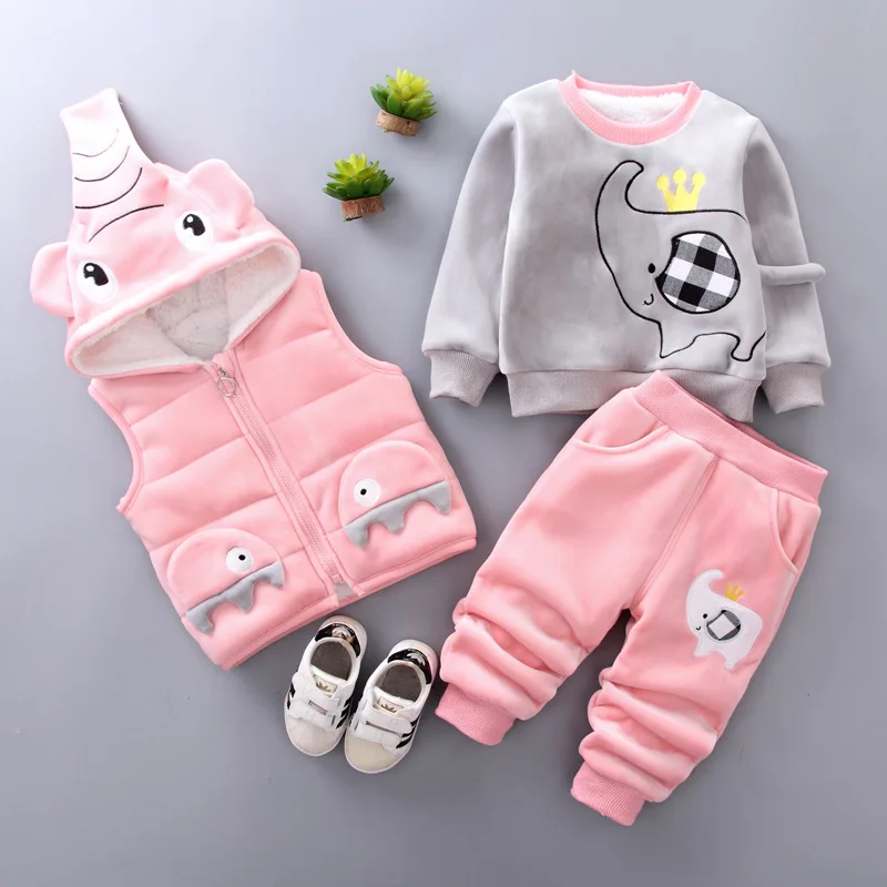 Одежда для маленьких девочек коллекция года, корейские модели на осень и зиму, толстый бархатный свитер, жилет и штаны костюм из 3 предметов Спортивная одежда для мальчика для новорожденных - Цвет: Розовый