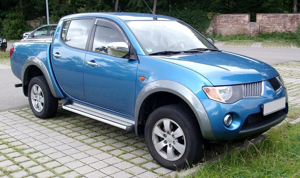 1280px-Mitsubishi_L200_front_20080722