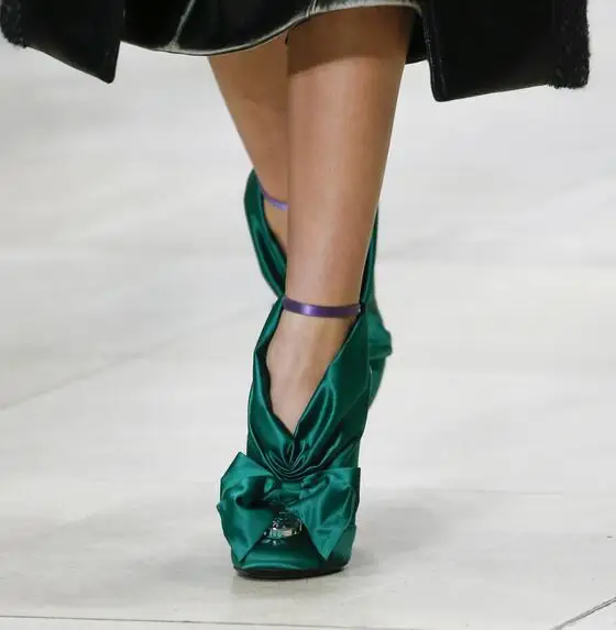 Новое поступление; атласная женская свадебная обувь на высоком каблуке с бантиком-бабочкой и круглым носком; женские туфли-лодочки на шпильке в форме V