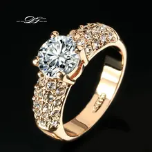 Krásný elegantní prsten s velkým zirkonem a malými kamínky