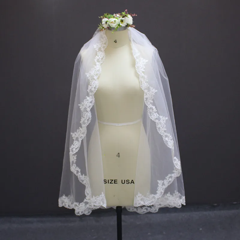 Elegant Lace Edge Short Wedding Veil With Comb