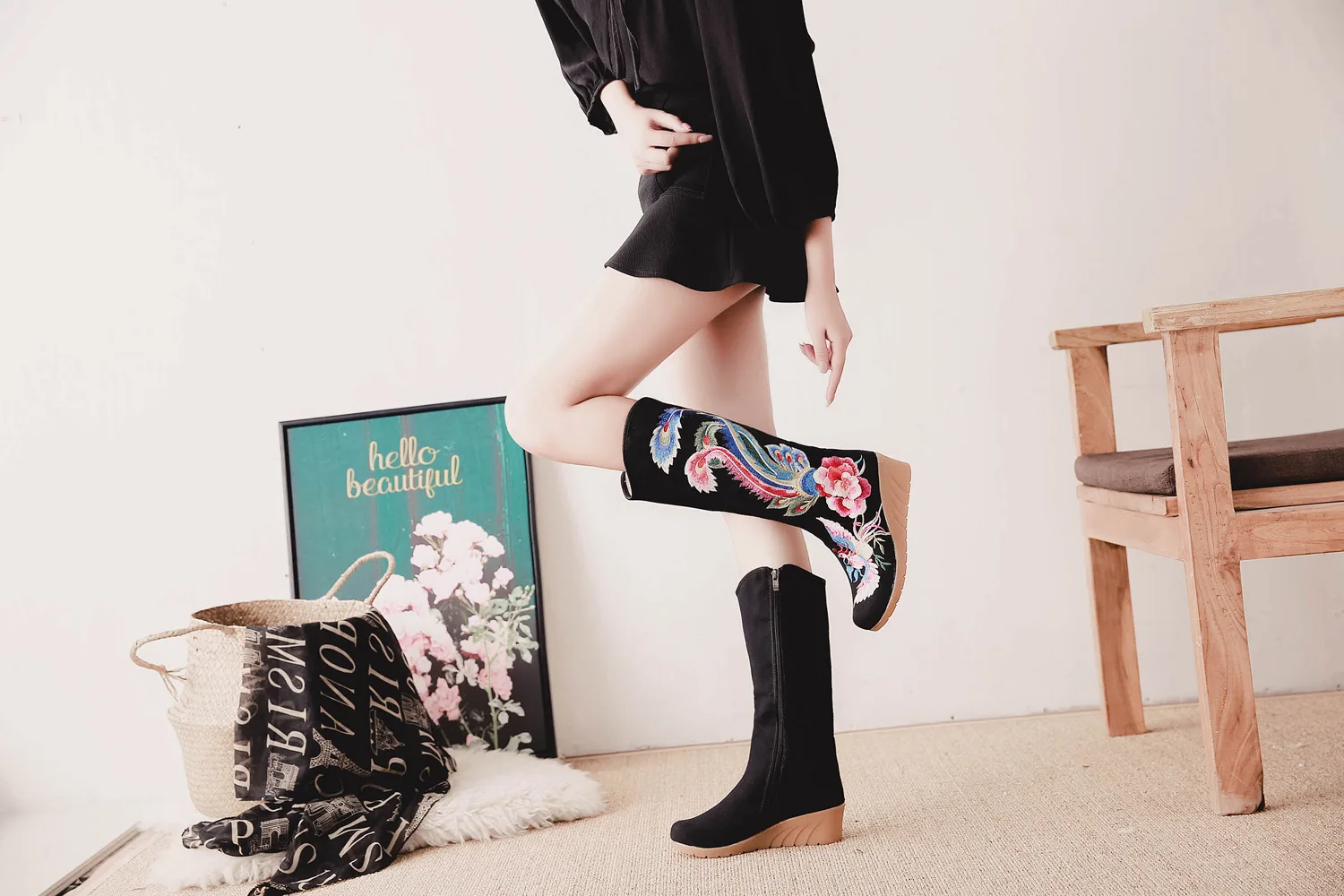 Женские зимние ботинки смешанного стиля; парусиновые ботинки средней высоты с вышивкой в виде феникса; женские высокие черные ботинки на танкетке; Botas Mujer